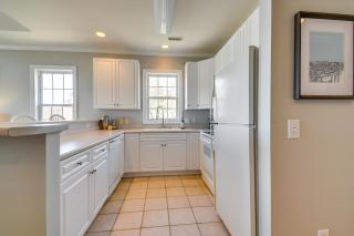 Spacious Southport Condo with Balcony! - Southport - 4