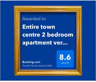 Entire town centre 2 bedroom apartment very close to beach - 9