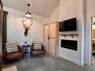 Romantic Villa with Outdoor Bathtub - Sevierville - 1