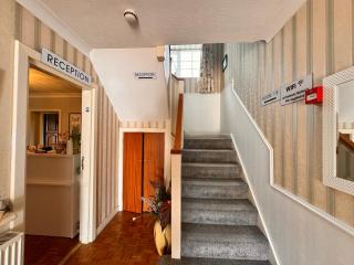 All Seasons Gatwick Guest House & Parking - Horley - 3