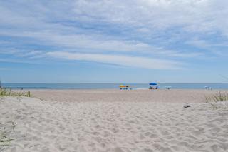 Cozy condo with balcony, garden views and beach access - 8