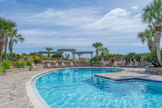 Cozy condo with balcony, garden views and beach access - 9