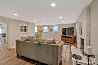 Spacious 3 bedroom home 3 miles to DT - 9