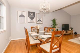 Cozy 4 BD Retreat w Free Parking - 7