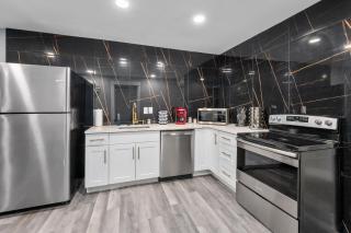 Houston Heights 2BR Getaway with Pool & Free Park - 5