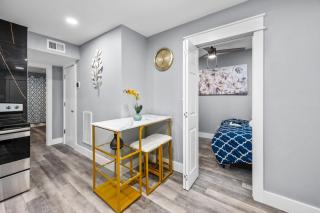 Central Heights 2BR Oasis with Pool & Free Park - Houston - 5