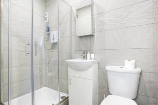 Central Buckingham Apartment #7 with Free Parking, Pool Table, Fast Wifi and Smart TV with Netflix by Yoko Property - Buckingham - 8