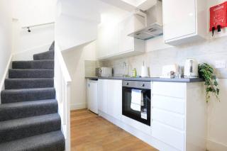 Central Buckingham Apartment #7 with Free Parking, Pool Table, Fast Wifi and Smart TV with Netflix by Yoko Property - Buckingham - 6