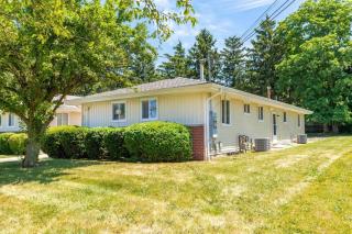 Akron 2 Bed & 1 Bath Close to everything - 5