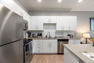 Luxury Apt.- New King Bed, Free Parking, Gym, Pool - Salt Lake City - 1