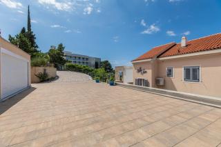 Apartments by the sea Brela, Makarska - 20708 - 1