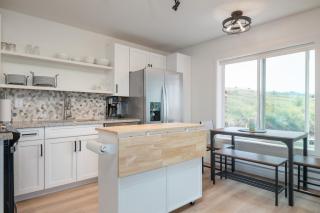 Modern Suite with Panoramic Views - 5