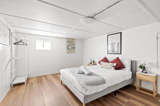 Detached Queen Room - Near Stations & Shops - Shared Bathroom - 9