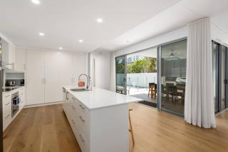 Prime Burleigh Location - 5