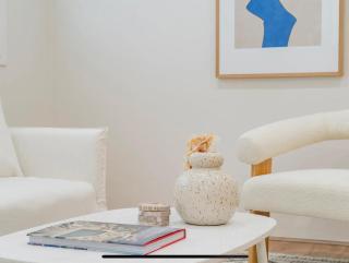 Coogee Sunrise 2 Bed Apt with Parking, Work Desks & Balcony - 3