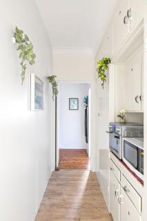Chic Double Room - Seconds to Transport & Shops - Shared Bathroom - Killara - 9