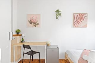 Chic Double Room - Seconds to Transport & Shops - Shared Bathroom - Killara - 5
