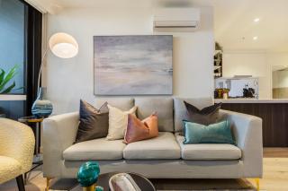 Sophisticated Designer Condo w City & Bay Views - 4