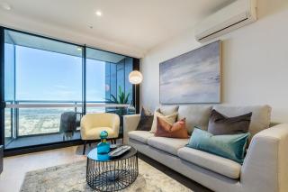 Sophisticated Designer Condo w City & Bay Views - 3
