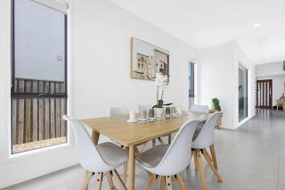 Canal Bliss 4BR Waterfront Hope Island Home - Gold Coast - 4