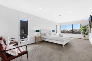 Canal Bliss 4BR Waterfront Hope Island Home - Gold Coast - 3