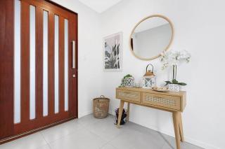 Canal Bliss 4BR Waterfront Hope Island Home - Gold Coast - 2
