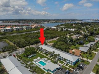 ~ Fish Cottage ~ NSB Sanctuary Pool Courtyard View Coronado Arms B11 - New Smyrna Beach - 9