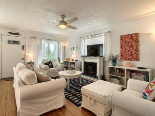 ~ Fish Cottage ~ NSB Sanctuary Pool Courtyard View Coronado Arms B11 - New Smyrna Beach - 4