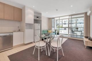 Lovely 1BR Apartment On Morphett with Pool & Wi-Fi - 3