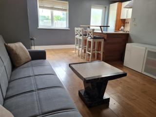 3 bedrooms Heathrow Free to Park - 3