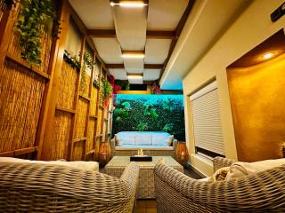 Oasis Urban 3-Bedroom Apartment with private patio - 0