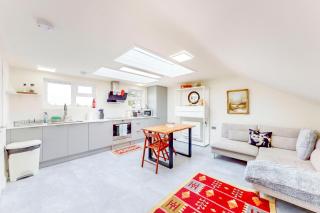 Bright 2Bed with Free Parking -25 min to City Center - 4
