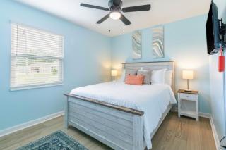 Charming 3BR Home with Free Parking & Game Room - Panama City - 4