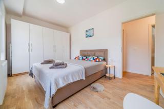 Modern Apartment With Balcony And Garage - Happy Rentals - 6