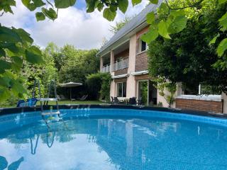 Indoor-Outdoor Villa with Panoramic Mountain Views Near Pyrenees Hikes & Atlantic Beaches - Espoey - 0