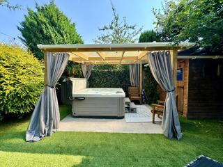 Private All-Weather Hot Tub House, Fire Pit, Free Parking, Near City Centre, Freeman Hospital, Great Transport Links - Longbenton - 9