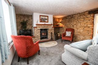 Cosy cottage in Northborough, private secure parking, woodburner, fast Wi-Fi, pub nearby - 1