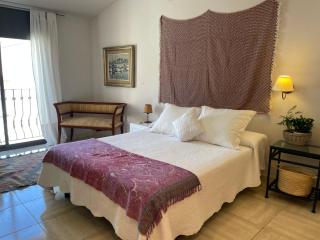 Hostal de la Plaça - Hotel Boutique - Cabrils - 3
