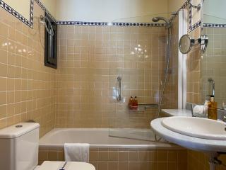 Hostal de la Plaça - Hotel Boutique - Cabrils - 1