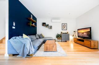 Chic modern home with private backyard and carpark - 0