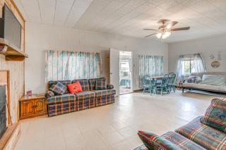 Waterfront Blackwell Cottage with Patio and Fire Pit! - - 0