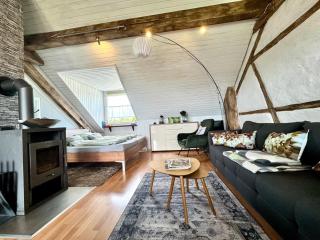 Hof Vierzehnender im Hohen Venn - 70qm Fachwerk-Studio - grosses Wohn-Schlafzimmer mit Dachterrasse und Kaminofen - separate Küche - perfekt für Paare - Monschau - Eifel - Hunde willkommen - Islandpferde - Monschau - 2