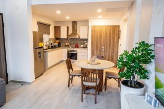 1BDR Rockstar's Paradise in front of Hard Rock H. - 1