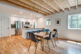 Modern Hikers Haven with DuPont State Forest Views! - Hendersonville - 8