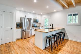 Modern Hiker's Haven w/ DuPont State Forest Views! - 4