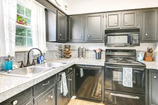 6 Mi to Dtwn Dog-Friendly Clarksville Home! - Clarksville - 1