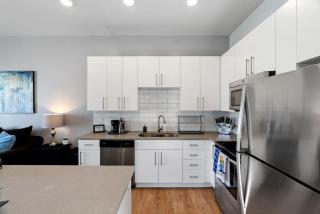 Lux Apt. Top Floor New KingBed, Free Prkg Gym Pool - Salt Lake City - 3