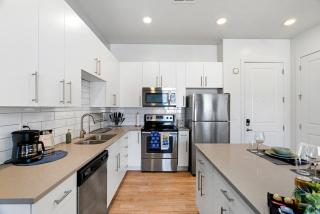 Lux Apt. Top Floor New KingBed, Free Prkg Gym Pool - Salt Lake City - 9