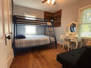 Blue Birdhouse - Indiana Dunes - Pet Friendly - Chesterton - 3