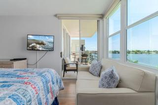 Isla Del Sol Top Floor Bahia Vista 541 - Tierra Verde - 1